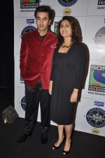 Ranbir Kapoor and Neetu Singh on the sets of KBC in Mumbai on 7th Sept 2013 (50).JPG